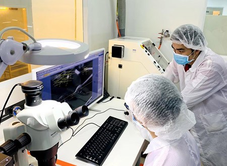 Research on new products in USM Healthcare Company, specializing in exporting medical equipment, with 100 percent domestic investment capital. Photo by Tan Ba