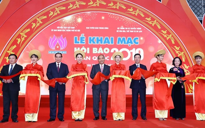 Prime Minister Nguyen Xuan Phuc (C) cut the ribbon to kick off the National Press Festival 2019 (Photo: VNA)