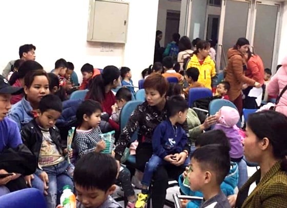 Influx of children and parents seen in hospitals in Hanoi wait for testing (Photo: SGGP)