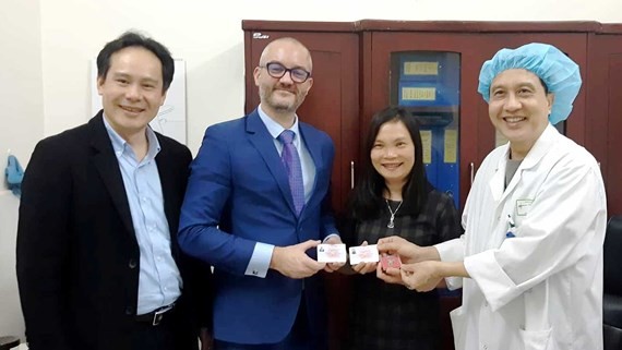 Staffs of Embassy of France in Vietnam show their card of organ donation (Photo: SGGP)