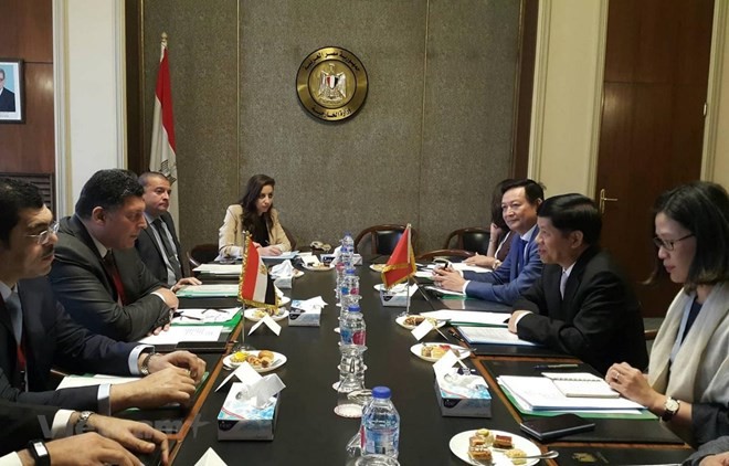At the talk between Deputy Minister of Foreign Affairs Nguyen Quoc Cuong and his Egyptian counterpart Khaled Tharwat (Photo: VNA)