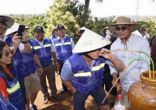 Vietnam's Tourism Ambassador Greg Norman tries ruou can (wine drunk from a jar through pipes) in the Central Highlands province of Dak Lak (Photo: vnexpress.net)