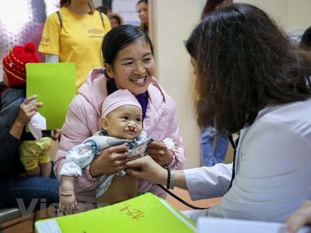 A baby with cleft palates receives examination (Photo: VNA)