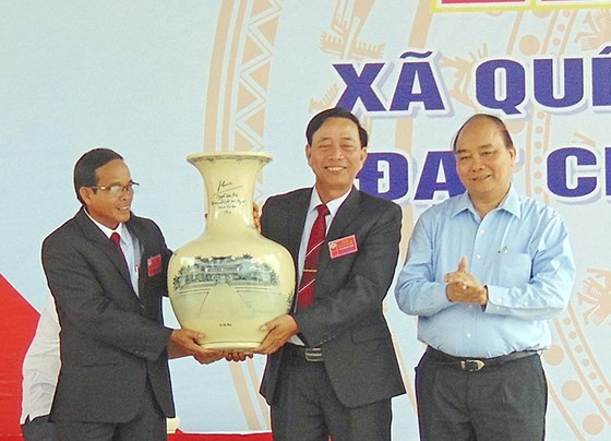Prime Minister Nguyen Xuan Phuc shakes hands with participating delegates at the ceremony (Source: VNA)