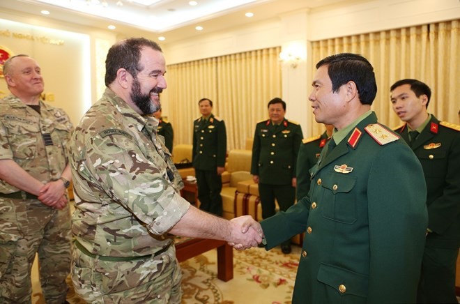 Deputy Chief of the General Staff of the Vietnam People’s Army Lt. Gen. Nguyen Tan Cuong (R) welcomes head of Medical Operational Capability of the UK Surgeon Commodore Stuart Millar (Photo: VNA)