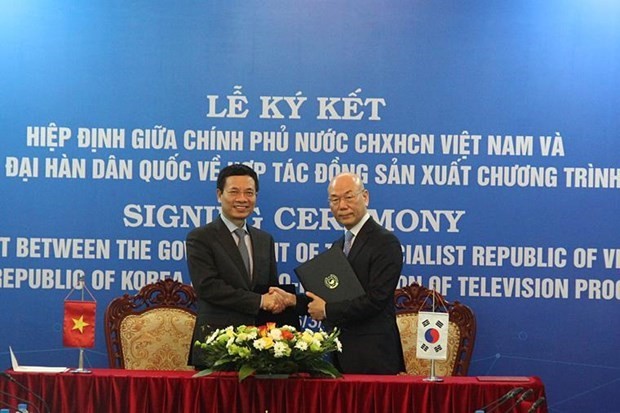 Minister of Information and Communications Nguyen Manh Hung (L) and Chairman of the Korea Communications Commission Lee Hyo-seong at the event (Source: VNA)