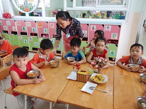 Preschoolers are eatign their lunch (Photo: SGGP)