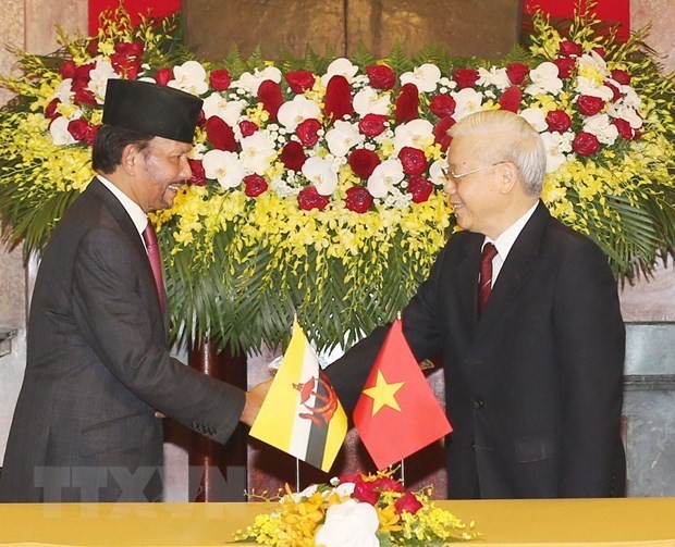 Party General Secretary and President Nguyen Phu Trong (R) and visiting Sultan of Brunei Haji Hassanal Bolkiah (Photo: VNA)