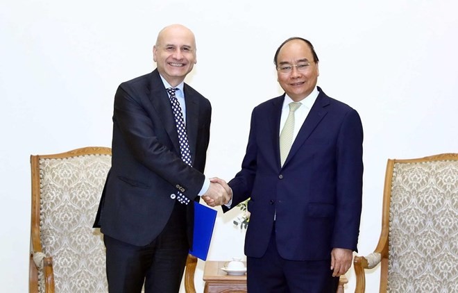 Prime Minister Nguyen Xuan Phuc (R) and Italian Ambassador to Vietnam Antonio Alessandro (Photo: VNA)