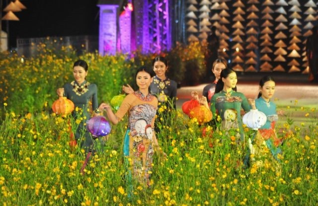Girls wearing áo dài at a costume show in Hue. VNS Photo Phuoc Buu