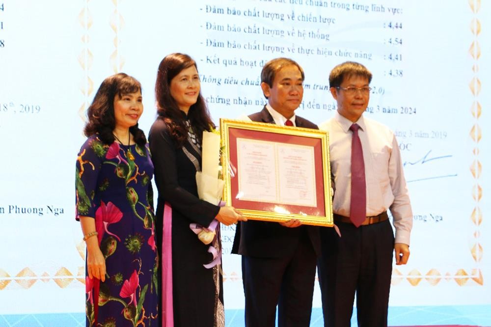 Prof. Doctor Nguyen Phuong Nga, Director of CEA-AVU&C award certificate of institutional accreditation for People’s Teacher Ho Thanh Phong, Hong Bang University’s Principal and Dr. Nguyen Thi Thu Ha, Assistant Principal of Hong Bang University