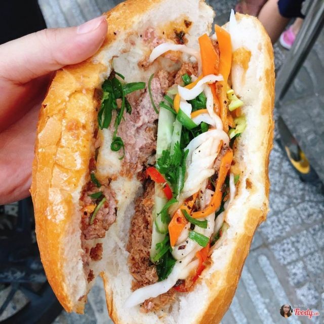 The episode will also take a look at Vietnamese sandwich banh mi. — Photo foody.vn