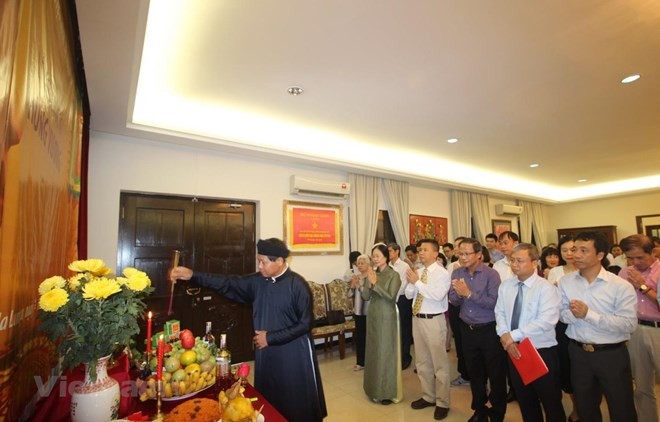 Vietnamese expatriates in Malaysia get together to commemorate the death anniversary of the Hung Kings.(Photo: VNA)