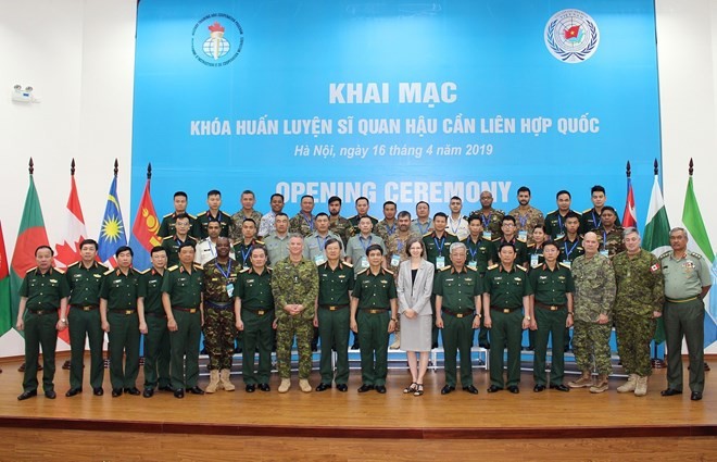 Participants in the opening ceremony of the training course pose for a photo (Photo: VNA)