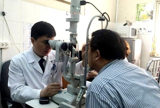 Rise in eye diseases in Vietnam because of weather changes: doctors warn