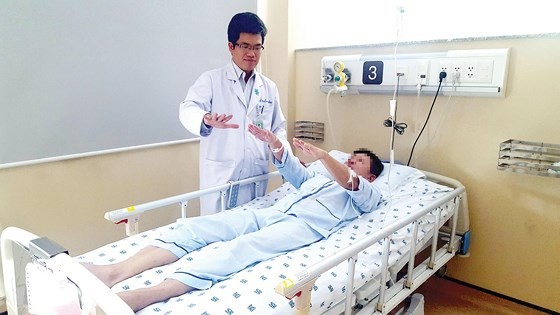 Dr. Thang is treating a stroke patient (Photo: SGGP)