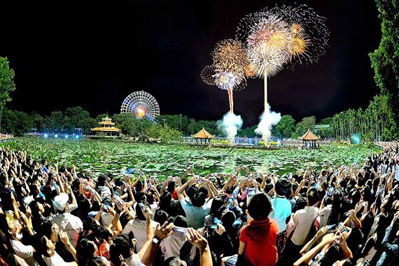 Holiday-makers wnjoy firework in Dam Sen last year (Photo: SGGP)