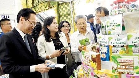 Visitors at the booth of startup businesses from Ben Tre Province. Photo by Huu Hiep