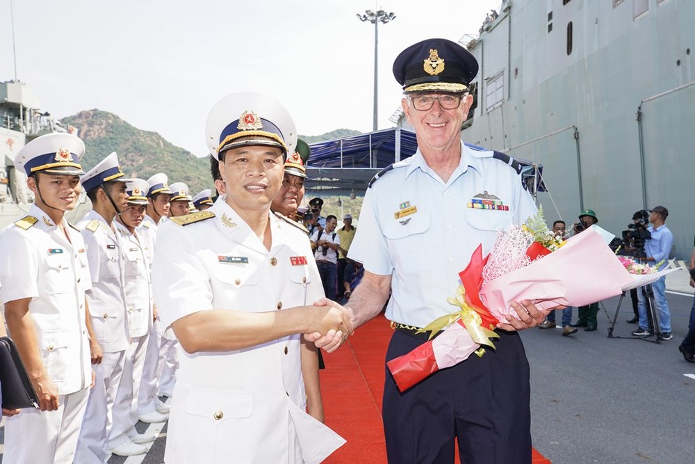 Navy Captain Do Minh of Naval Zone 4 welcomed Air Commodore Richard Owen-Commander Joint Task Force 661-Indo Pacific Endeavour 19 to Vietnam with HMAS Canberra and HMAS Newcastle (Photo: Coutersy of Australian Embassy)