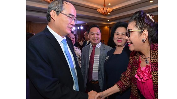 Party Chief Nhan shakes hand conference participants (Photo: SGGP)