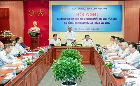 The meeting between Prime Minister Nguyen Xuan Phuc and scientists for national development strategies. Photo by VGP