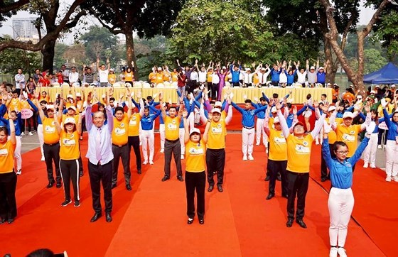 Health Minsiter Tien does exercise with WHO representative in Vietnam and young people (Photo: SGGP)
