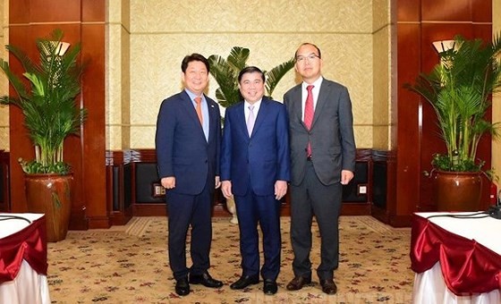 Chairman of Ho Chi Minh City People’s Committee Nguyen Thanh Phong receives Mr. Kwon Young Jin (left) and Mr. Yoon Yong Jin (right) on his visit in Ho Chi Minh City on May 20, 2019 (Photo: hcmcpv)