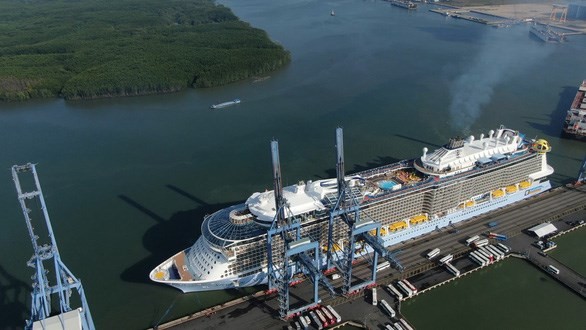 Spectrum of the Seas owned by Royal Carribean International Shipping Company (USA) docks at Phu My port (Source: http://vietnamfriendship.vn)
