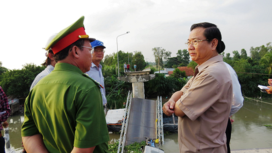  Deputy Chairman of People’s Committee Nguyen Thanh Hung arrives at the scene to direct construction repair (Photo: SGGP)