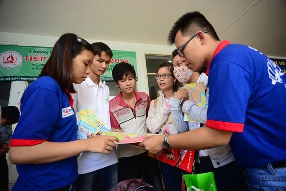Volunteers are guiding candidates in previous year (Photo: SGGP)