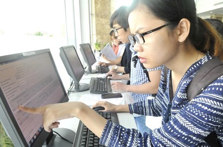 Citizens are declaring tax information online. Photo by Cao Thang