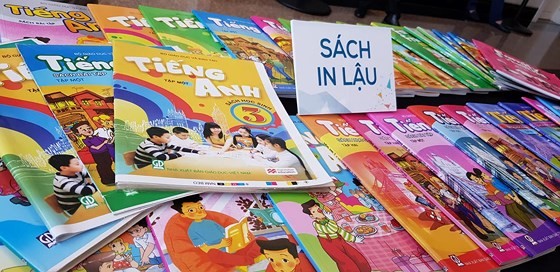It's hard to know what are legal books and pirated books (Photo: SGGP)