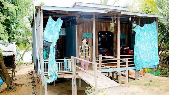 A poor resident in Long An Province live in dilapidated house but she doesn't want to ask for construction loan for Fear not being able to repay loans (Photo: SGGP)