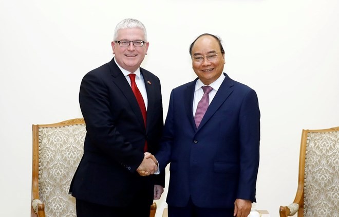 Prime Minister Nguyen Xuan Phuc (R) and Australian Ambassador Craig Chittick (Photo: VNA)