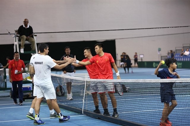 Vietnam team (right) and Kuwait in the Davis Cup’s Group III Asia-Oceania Zone in Singapore. — (Source: thanhnien.vn )