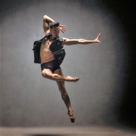 A dancer performs a dance titled Da Chieu (Multi Orientations) by choreographer Huy Tran (Photo: VNA)