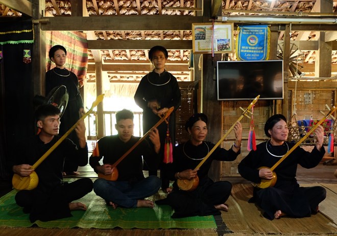 A "then" singing performance by Tay people at the Vietnam National Village for Ethnic Culture and Tourism (Photo: VNA)
