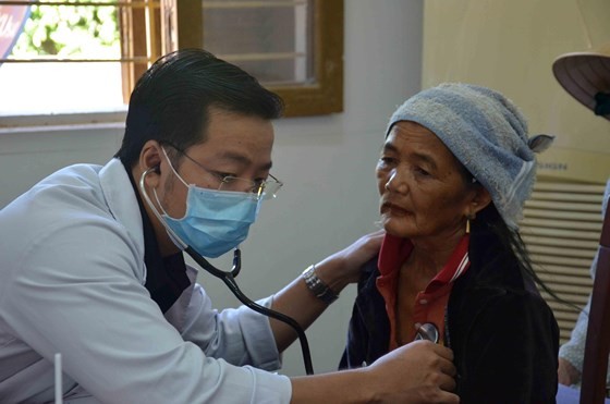 Medical workers provide gratis check-up for poor residents in Quang Ngai