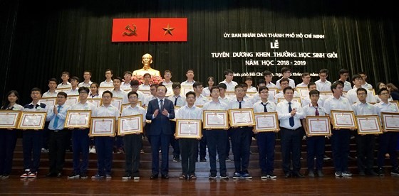 HCMC hails 618 outstanding students