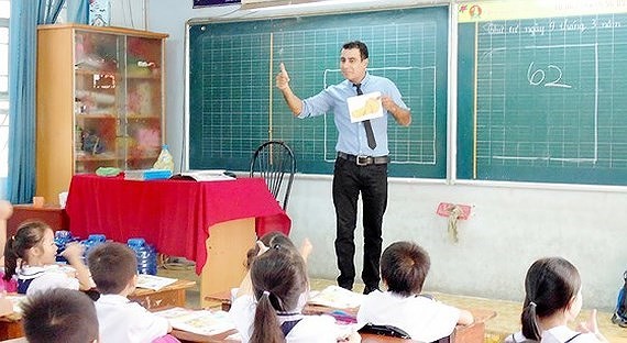 A foregin teacher is teaching In An Hoi Primary School (Photo: SGGP)