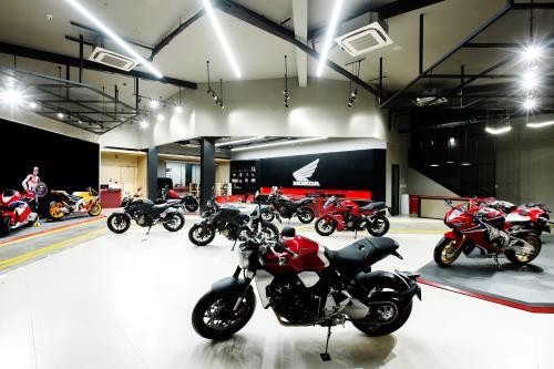 A Honda showroom in HCM City. Members of the Vietnam Association of Motorcycle Manufacturers reported lower sales in the second quarter, but Honda Vietnam says it has introduced new models and versions of motorbikes with larger engines to satisfy domestic
