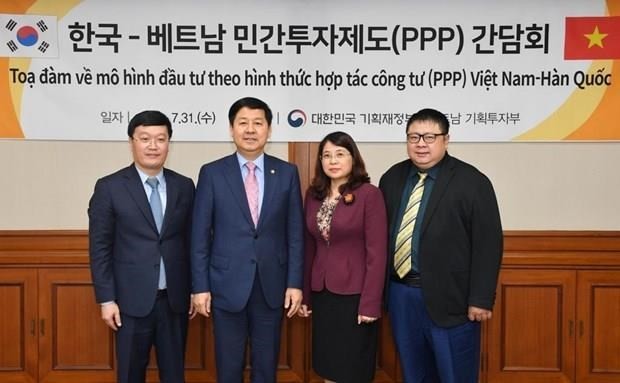 RoK Deputy Minister of Finance Koo Yun-Cheol (second, L) and Vietnamese Deputy Minister of Planning and Investment Nguyen Duc Trung (L) at the meeting (source: Yonhap)