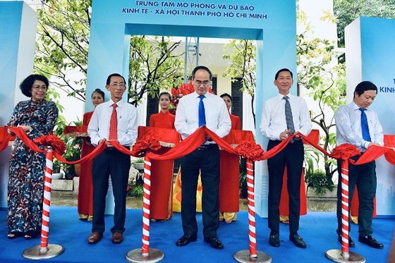 Party chief Nhan and city leaders cut ribbon to inaugurate the center (photo : sggp)