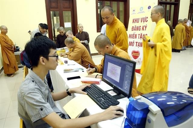 Buddhist monks and nuns from the Vietnam Buddhist Academy in Soc Son Distric in Hanoi register for organ donation. — VNA/VNS Photo