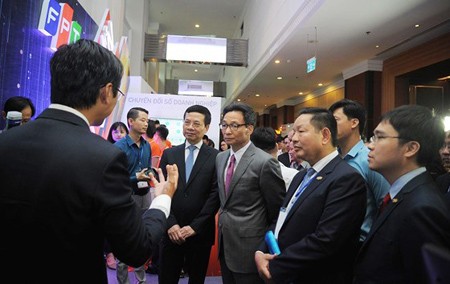 Deputy Prime Minister Vu Duc Dam and other delegates are learning about DT products and services in the Summit (Photo: SGGP)