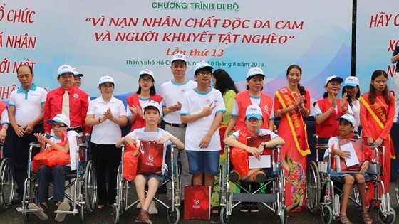 Deputy Party Secretary Vo Thi Dung gifts AO victims (Photo: SGGP)