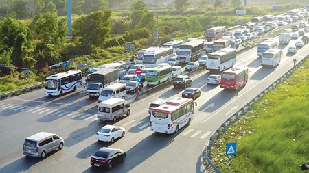 The traffic volume using HCMC – Trung Luong Expressway every day is quite large. (Photo: SGGP)