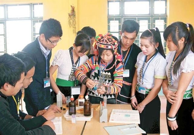 Ethnic minority students in northern mountainous Cao Bằng Province conduct a science experiment. — VNA/VNS Photo  