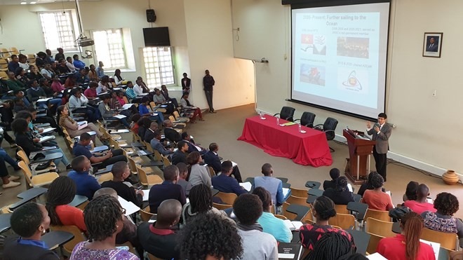 The lecture by Vietnamese Ambassador to Mozambique Le Huy Hoang at the Joaquim Chissano University on August 15 (Photo: VNA)