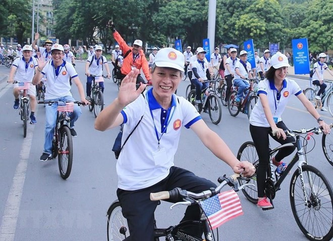 Participants of the ASEAN Family Day 2019 in Hanoi cycle together (Photo: VNA)